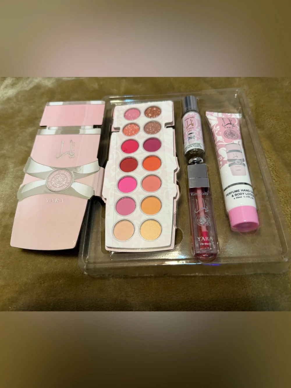 Yara Pink Multi-Shade Eyeshadow Palette & Lip Set - Pink Tones